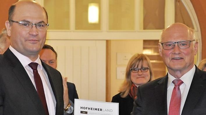 Hofheims B&uuml;rgermeister Wolfgang Borst (rechts) &uuml;berreichte die Werbebrosch&uuml;re der Hofheimer Allianz an Minister Albert F&uuml;racker. Der Minister sprach mit CSU-Politikern aus dem Landkreis. Foto: Martin Schweiger