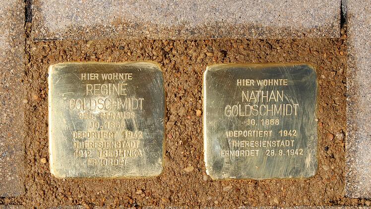 Die Stolpersteine für Regine und Nathan Goldschmidt aus Heubach. Foto: Julia Raab