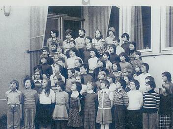 In den siebziger Jahren waren es die Kinder noch gewohnt, in großen Klassen unterrichtet zu werden. Dass dies die Freude am Lernen nicht schmälerte, zeigt dieses Bild vom Schülerchor der Volksschule Willanzheim.  Foto: privat