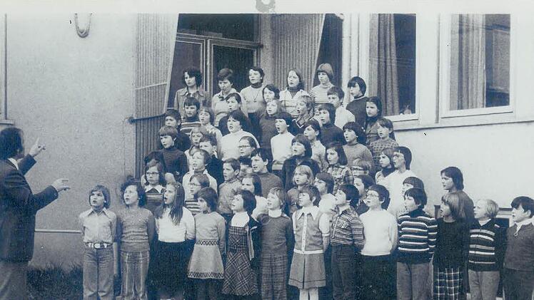 In den siebziger Jahren waren es die Kinder noch gewohnt, in großen Klassen unterrichtet zu werden. Dass dies die Freude am Lernen nicht schmälerte, zeigt dieses Bild vom Schülerchor der Volksschule Willanzheim.  Foto: privat
