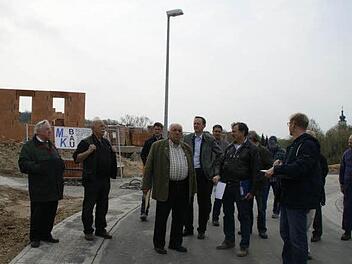 Im Neubaugebiet "Sandwühl" in Limbach entstehen bereits die ersten beiden Häuser. Das freute den städtischen Bauausschuss, der sich am Montag dort mit den Vertretern der Baufirmen und des Planungsbüros traf, um die Qualität der Erschließungsarbeiten zu prüfen. Foto: sw