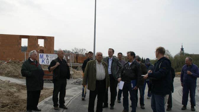 Im Neubaugebiet "Sandwühl" in Limbach entstehen bereits die ersten beiden Häuser. Das freute den städtischen Bauausschuss, der sich am Montag dort mit den Vertretern der Baufirmen und des Planungsbüros traf, um die Qualität der Erschließungsarbeiten zu prüfen. Foto: sw