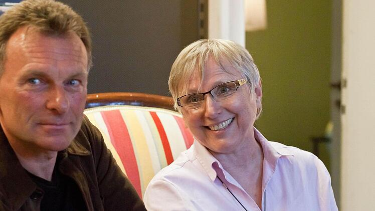 Willkommen auf der literarischen Couch: Riemann-Chefin Irmgard Clausen begrüßt Manfred Kern zu seiner esten Lesung in Coburg.