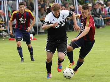 Zweimal standen sich der FC Sand und der FC Augsfeld in der Vorbereitung gegenüber. Hier im Zweikampf der Augsfelder Danny Schlereth (rechts) und der Sander Stefan Krines (Mitte). Links Paul Esch vom FC Augsfeld.