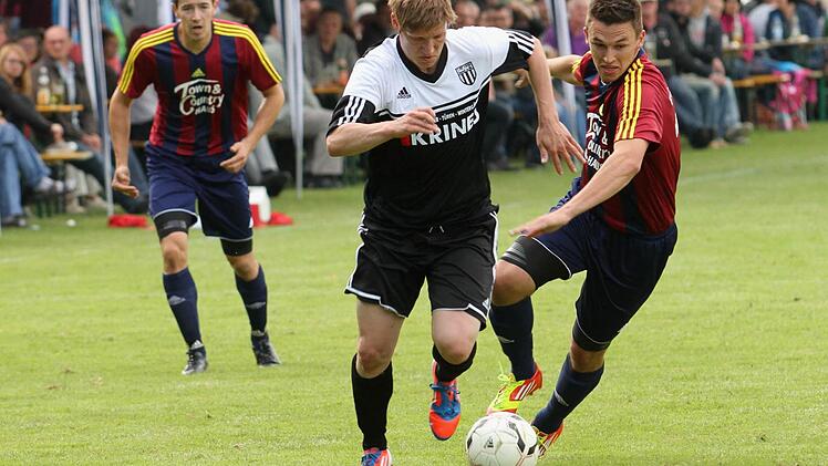 Zweimal standen sich der FC Sand und der FC Augsfeld in der Vorbereitung gegenüber. Hier im Zweikampf der Augsfelder Danny Schlereth (rechts) und der Sander Stefan Krines (Mitte). Links Paul Esch vom FC Augsfeld.