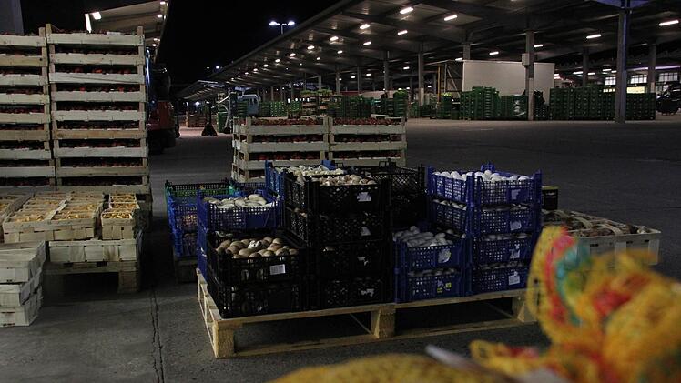 Großmarkt bei Nacht: Zieracker und Walter haben schon fast fertig aufgebaut. Gleich werden die Großmarkt-Tore geöffnet.