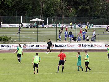 Beim Erdinger Meistercup in Burgebrach wurde auf mehreren Spielfeldern gleichzeitig gespielt. Fotos: sportpress