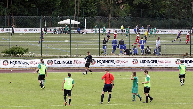Beim Erdinger Meistercup in Burgebrach wurde auf mehreren Spielfeldern gleichzeitig gespielt. Fotos: sportpress