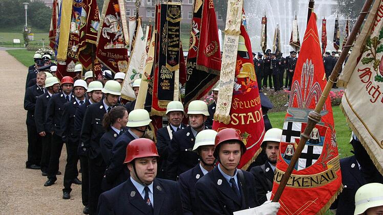 Fahnenabordnungen aus rund 50 der 115 Feuerwehren im Landkreis begrüßten die Delegierten der Landesverbandsversammlung und Innenminister Joachim Herrmann in Bad Kissingen. Fotos: Ralf Ruppert