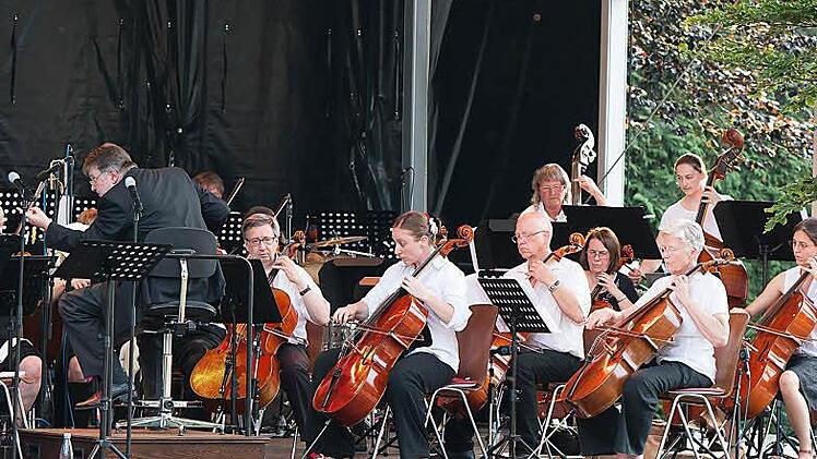 Impressionen vom Open-Air-Konzert mit dem Orchester der "Gesellschaft der Musikfreunde Neustadt".Foto: Albert Höchstädter