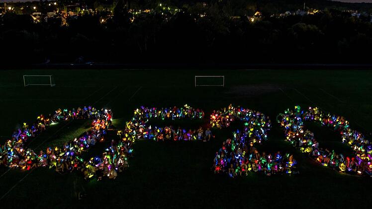 Die Teilnehmer der 20. QuattFo-Ausgabe machten das Jubiläum mit einer Lichterkette sichtbar.  Foto: Patrick Peter