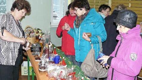 Ob Lebkuchen oder Plätzchen, Kaffee oder Glühwein - die Gartenfreunde ließen keinen Wunsch unerfüllt.  Foto: Klaus-Peter Wulf