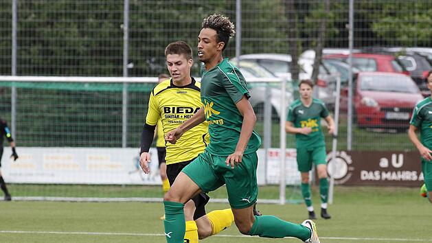 Calvin Seng&uuml;l (gr&uuml;nes Trikot) steuerte in Weiden am Freitagabend zwei Treffer zum DJK-Sieg bei.