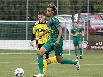 Calvin Seng&uuml;l (gr&uuml;nes Trikot) steuerte in Weiden am Freitagabend zwei Treffer zum DJK-Sieg bei.
