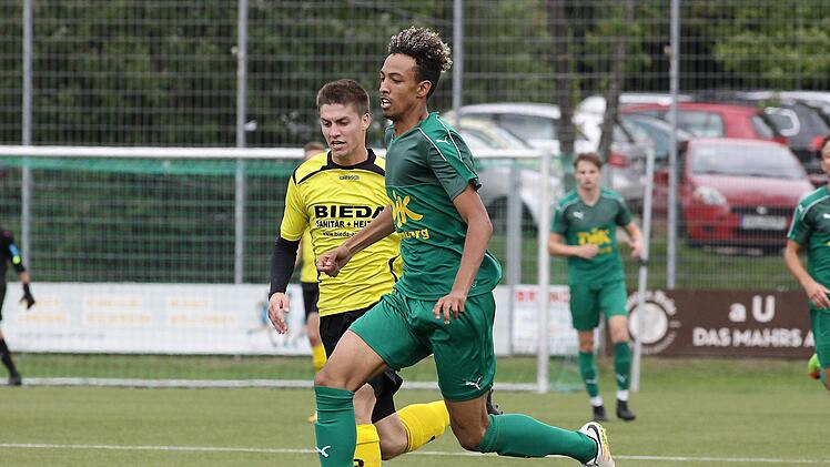 Calvin Seng&uuml;l (gr&uuml;nes Trikot) steuerte in Weiden am Freitagabend zwei Treffer zum DJK-Sieg bei.