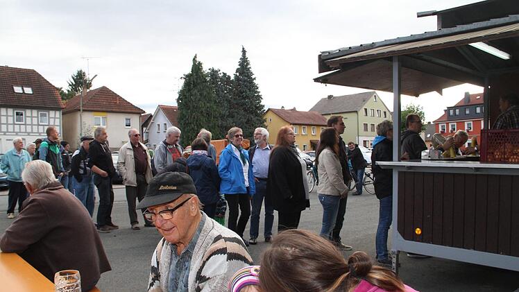 Mit einem Bürgerfest feierte der Landkreis den Abschluss der dreiwöchigen Arbeiten.