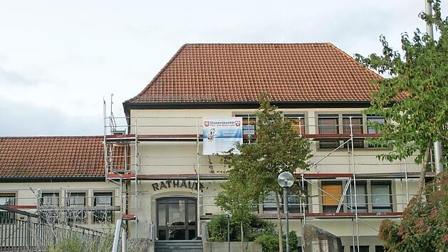 Am Rathaus in Untersteinbach laufen die Sanierungsarbeiten mit Hochdruck, derzeit werden die Fenster im Obergeschoss ausgetauscht, deshalb ist der Sitzungssaal derzeit nicht nutzbar und der Gemeinderat tagte im Feuerwehrhaus. Foto: Sabine Weinbeer