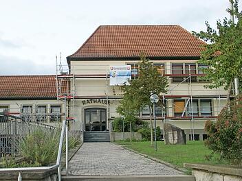 Am Rathaus in Untersteinbach laufen die Sanierungsarbeiten mit Hochdruck, derzeit werden die Fenster im Obergeschoss ausgetauscht, deshalb ist der Sitzungssaal derzeit nicht nutzbar und der Gemeinderat tagte im Feuerwehrhaus. Foto: Sabine Weinbeer