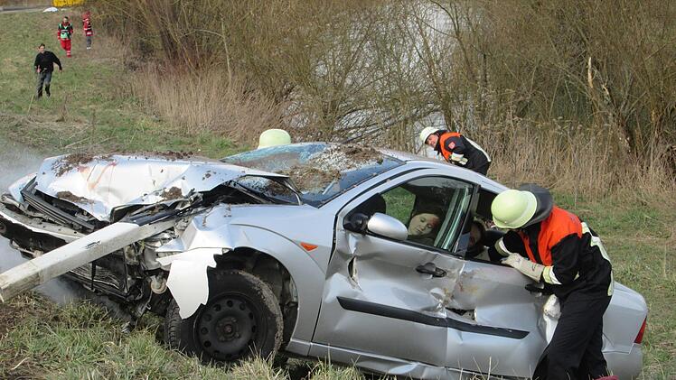 Aufgabe der Feuerwehren war die Rettung Verunglückter aus dem im Straßengraben liegenden Fahrzeug.Winfried Ehling