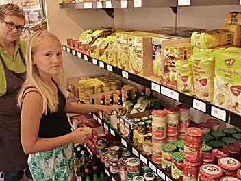 Carmen Bernard (links), Mitarbeiterin im Dorfladen in Burgpreppach, zeigt Luisa Hetzel das es wichtig ist die Waren im Regal richtig zu postieren. Helmut Will
