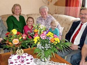 Annelore Knörrer (Mitte) feierte in Feuln ihren 80. Geburtstag. Neben den Urenkeln Sophia und Julian gratulierten (von links) Ehemann Christian, Enkelin Jasmin, Zweiter Bürgermeister Albert Kolb und Sohn Reinhold.  Foto: Dieter Hübner