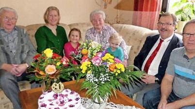 Annelore Knörrer (Mitte) feierte in Feuln ihren 80. Geburtstag. Neben den Urenkeln Sophia und Julian gratulierten (von links) Ehemann Christian, Enkelin Jasmin, Zweiter Bürgermeister Albert Kolb und Sohn Reinhold.  Foto: Dieter Hübner