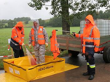 Das Dekontaminationsbecken der Feuerwehr wurde aufgestellt, damit die Mitarbeiter des HBS-Bergungsteams Phosphorspritzer von ihrer Spezialkleidung entfernen lassen können. Foto: Michael Stelzner