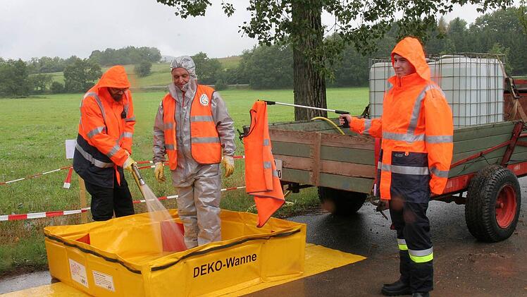 Das Dekontaminationsbecken der Feuerwehr wurde aufgestellt, damit die Mitarbeiter des HBS-Bergungsteams Phosphorspritzer von ihrer Spezialkleidung entfernen lassen können. Foto: Michael Stelzner