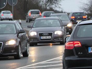Im Berufsverkehr ist auf der B 85 viel los. Ob einzelne Überholspuren den Pendlern da einen großen Zeitgewinn brächten? Foto: Alexander Hartmann