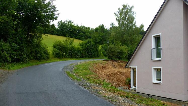 Durch einen Neubau an der Michelsreuther Straße wird eine Oberflächenentwässerung der Straße notwendig.