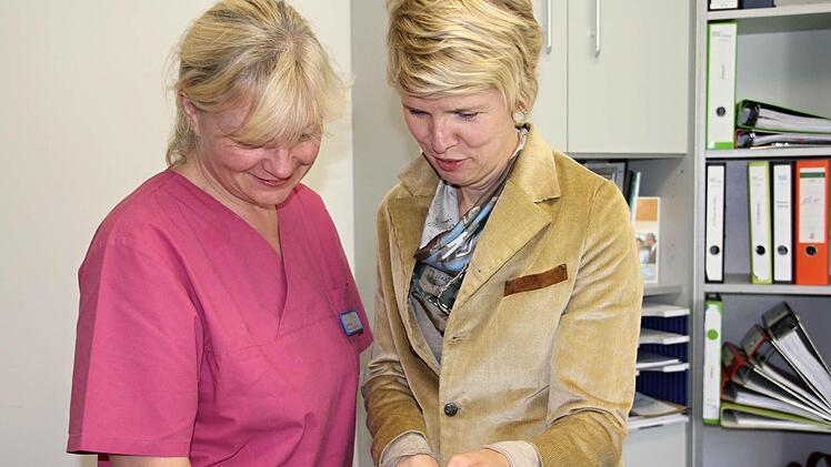 Chefin Ute Engel (rechts) bei einer kurzen Besprechung mit stellvertretender Pflegedienstleiterin Ilse Ultsch. Foto: Helmut Will