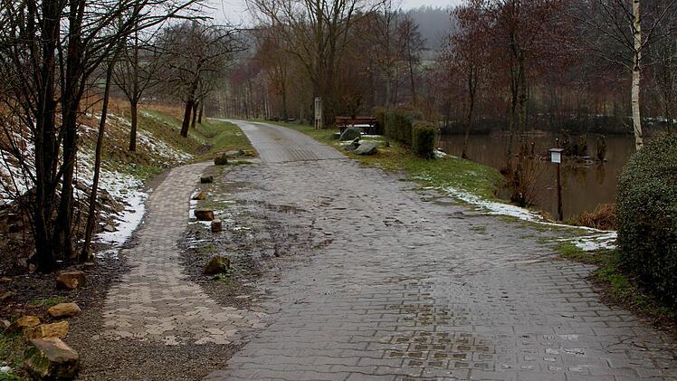 Dieser Weg vorbei am Anglersee in Kirchlauter soll bis in den Ortsteil Pettstadt ausgebaut werden. Foto: Günther Geiling