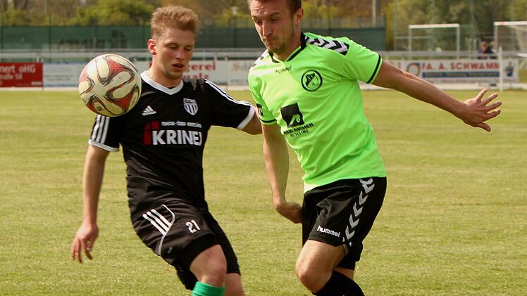 Duell zwischen dem Gästespieler Stanislaus Herzel (links) und dem Sander Sven Wieczorek.