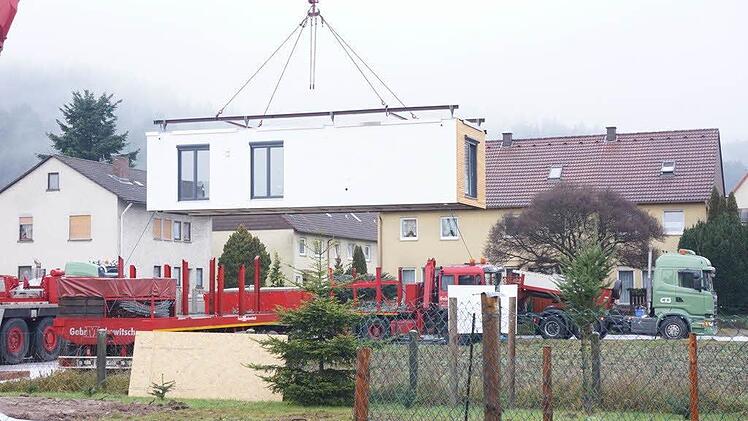Ein Modul des Smarthouses schwebt ein.  Foto: privat