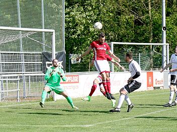 Hakan Bozkaya (rotes Trikot) springt am höchsten, doch Sonnefelds reaktionsschneller Torwart Patrick Jauch war auf dem Posten. Am Ende triumphierte denoch der Gastgeber, weil es die Sonnefelder (weiße Trikots) im Derby nicht verstanden, aus ihrer nummerischen Überlegenheit Kapital zu schlagen - Endstand: 2:0. Fotos: Timo Geldner