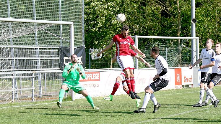 Hakan Bozkaya (rotes Trikot) springt am höchsten, doch Sonnefelds reaktionsschneller Torwart Patrick Jauch war auf dem Posten. Am Ende triumphierte denoch der Gastgeber, weil es die Sonnefelder (weiße Trikots) im Derby nicht verstanden, aus ihrer nummerischen Überlegenheit Kapital zu schlagen - Endstand: 2:0. Fotos: Timo Geldner