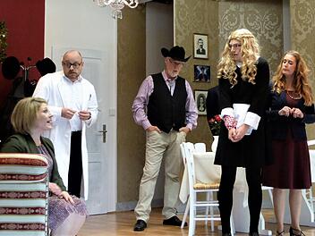 Das Chaos nimmt seinen Lauf: (von links) Christina Morath (Hella), Alexander Hollweg (Heinz Ennerich), Manfred Kaiser (Archibald Thompson) und Steffen Werner als falsche Mathilde). Fotos: Werner Reißaus