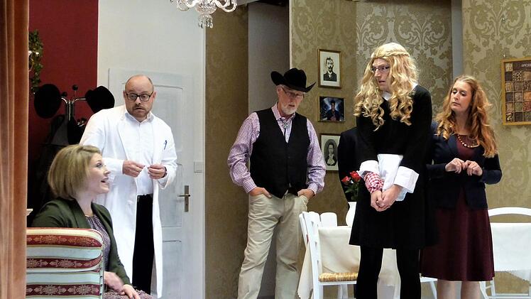 Das Chaos nimmt seinen Lauf: (von links) Christina Morath (Hella), Alexander Hollweg (Heinz Ennerich), Manfred Kaiser (Archibald Thompson) und Steffen Werner als falsche Mathilde). Fotos: Werner Reißaus