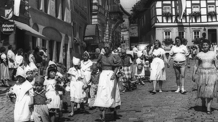 Der Kinderumzug - hier in der Amtsgerichtsstraße - erfreute sich in allen Jahren großer Beliebtheit. Foto: Archiv