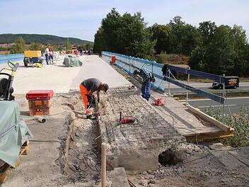 Die Brücke über die A73 wird saniert. Der Beton wird instand gesetzt, das Bauwerk erhält neue Abdichtungen. Mit Hilfe einer Stahlkonstruktion soll auch ein neuer Geh- und Radweg in Richtung Seigendorf entstehen. Foto: Sebastian Schanz