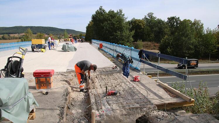 Die Brücke über die A73 wird saniert. Der Beton wird instand gesetzt, das Bauwerk erhält neue Abdichtungen. Mit Hilfe einer Stahlkonstruktion soll auch ein neuer Geh- und Radweg in Richtung Seigendorf entstehen. Foto: Sebastian Schanz