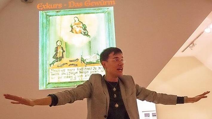 Adrian Roßner während seines Vortrages im Großenhüler Dorfhaus Foto: Jürgen Valentin