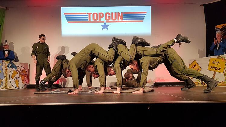 Top Gun: Das Männerballett "Flying Mumus" glänzte mit artistischen Einlagen.