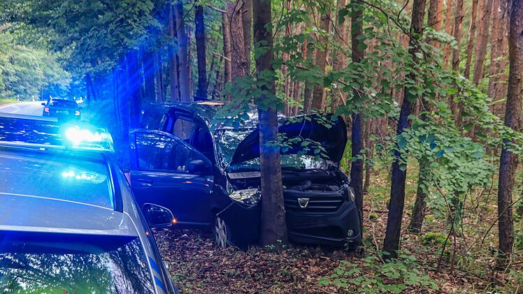 Unfall bei Walsdorf: Frontal gegen Baum gekracht
