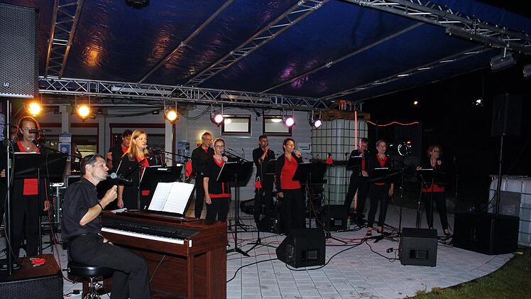 Das Ensemble "Quindici" mit Leiter Georg Schlee am Klavier (l.) präsentierte seine Lieblingsstücke.   Foto: Evi Seeger