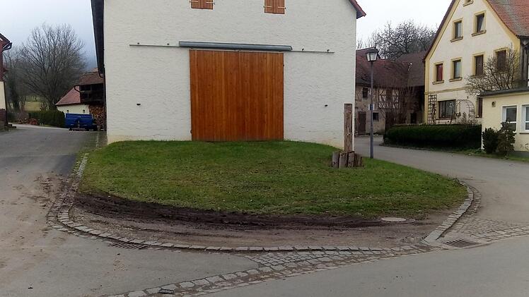 Die Grünfläche in der Ortsmitte in Ermreus wird als Wendeplatz des Busses benutzt. Foto: privat