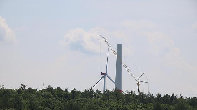 Der erste Beton-Turm des Windparks s&uuml;dlich von Fuchsstadt steht bereits, in dieser Woche wird mit dem n&auml;chsten begonnen: Trotz eines Verkaufs des gesamten Projektes ist die Green-Energy AG auch weiterhin f&uuml;r Bau und Betrieb der drei Anlagen zust&auml;ndig. Foto: Ralf Ruppert