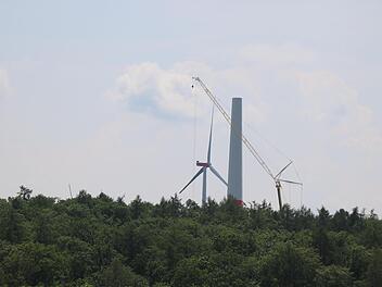 Der erste Beton-Turm des Windparks südlich von Fuchsstadt steht bereits, in dieser Woche wird mit dem nächsten begonnen: Trotz eines Verkaufs des gesamten Projektes ist die Green-Energy AG auch weiterhin für Bau und Betrieb der drei Anlagen zuständig. Foto: Ralf Ruppert