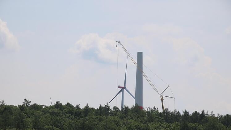 Der erste Beton-Turm des Windparks südlich von Fuchsstadt steht bereits, in dieser Woche wird mit dem nächsten begonnen: Trotz eines Verkaufs des gesamten Projektes ist die Green-Energy AG auch weiterhin für Bau und Betrieb der drei Anlagen zuständig. Foto: Ralf Ruppert