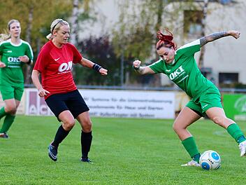 Jessica Just von der SG Schönderling/Thulba (rechts) trifft in dieser Szene auf Nicole Brust von der DJK Schondra, die das Derby mit ihrer Mannschaft letztlich gewinnen sollte. Foto: Sebastian Schmitt